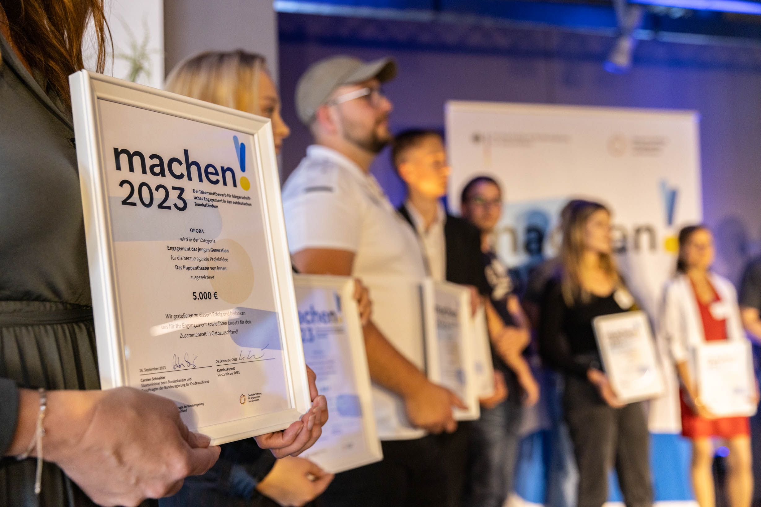 Die Preisträgerinnen und Preisträger beim machen!2023-Wettbewerb auf der Bühne.