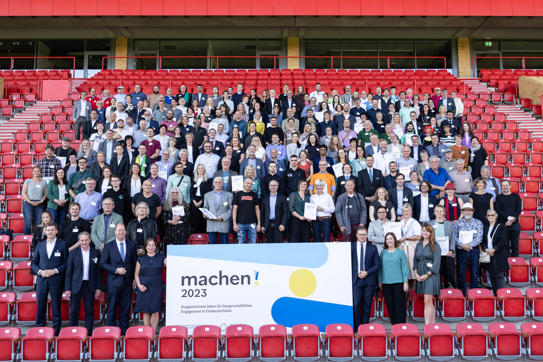 Gruppenfoto der Preisträgerinnen und Preisträger des Wettbewerbs machen!2023 im Stadion an der alten Försterei.