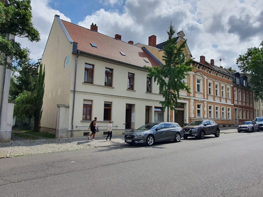 Zwei Kinder laufen an einem Haus in Bernburg vorbei.