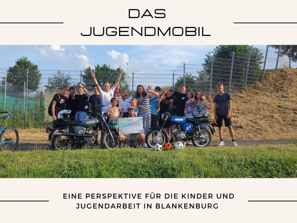 Gruppenfoto mit Jugendlichen auf einem Weg, davor und daneben Simson Mopeds und Mountainbike.