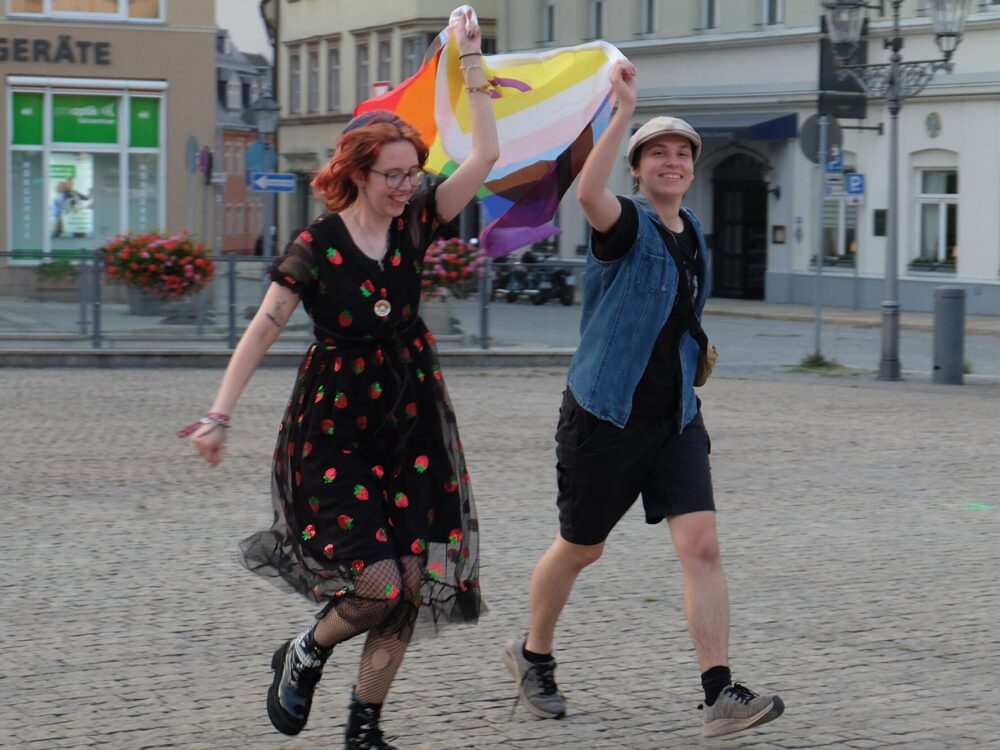 jung 2673 different people foto prideflagge markt annaberg