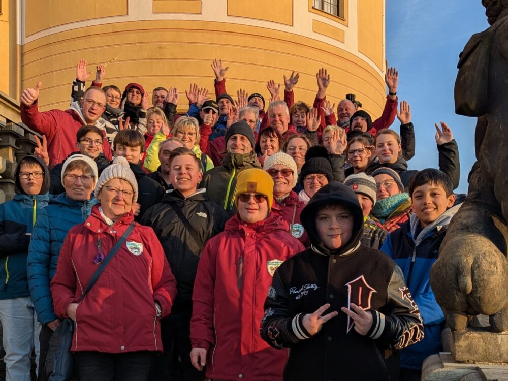 mit 2158 dorf und heimatverein gettengruen foto vereinsmitglieder vor schloss moritzbrug vereinsausfahrt