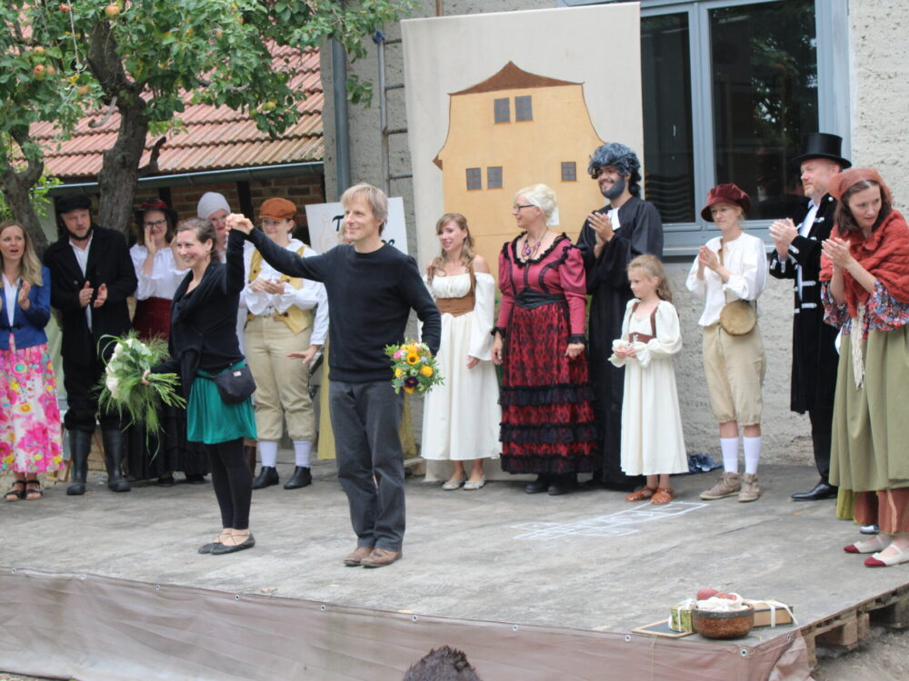 mit 2847 theater im palais foto dorfidyll und hexenwahn premiere