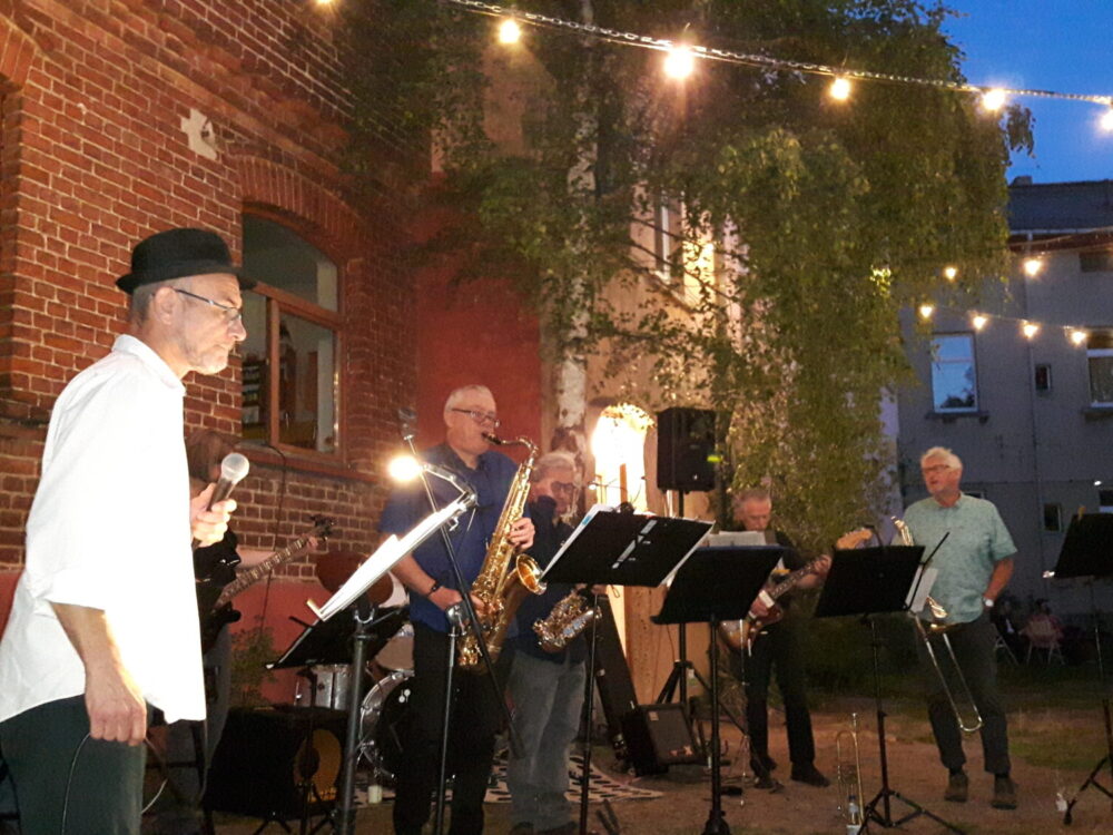 mit 3097 essenzen fabrik zerbst ev foto musik im hof