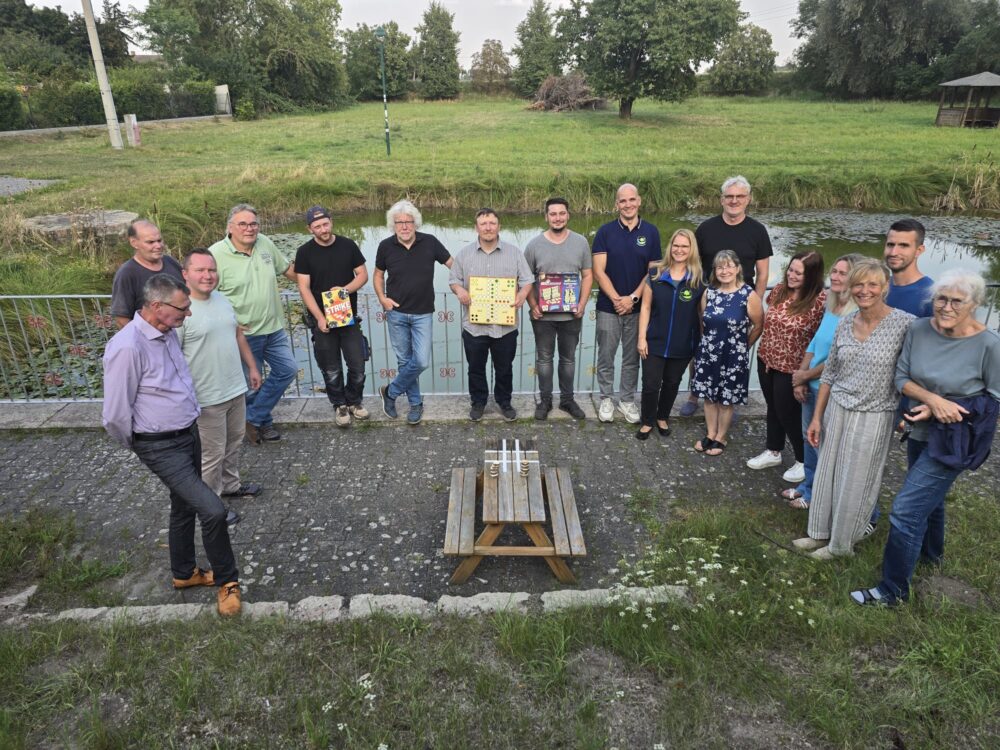 mit 3272 fuhneaue erleben ev alle generationen zu tisch spieltische und sitzgelegenheiten aus holz am dorfteich 3
